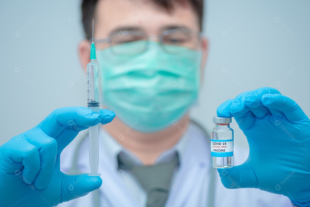Médico usando luvas azuis está segurando a vacina contra o vírus Corona