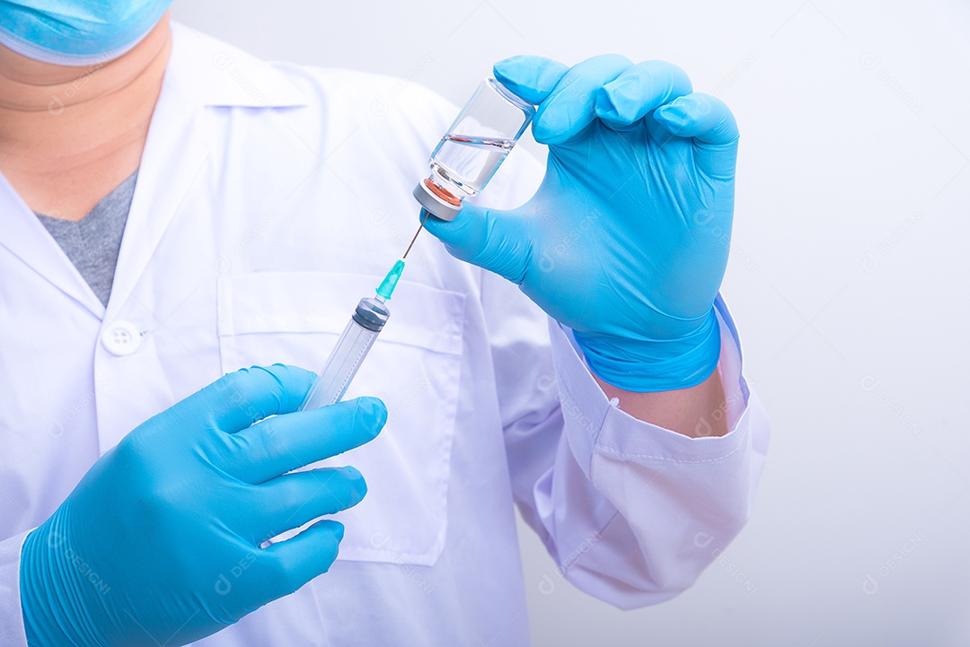 O médico usando luvas azuis está segurando a vacina contra o vírus