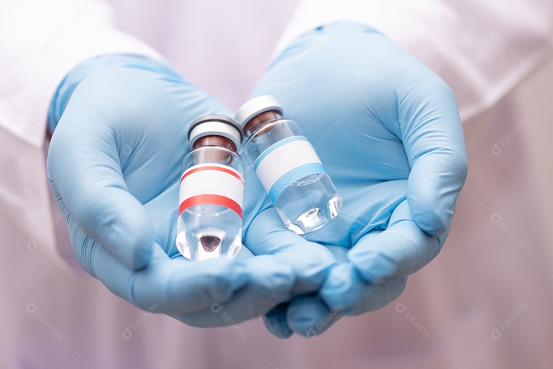 Médicos carregam 2 doses da vacina contra o coronavírus