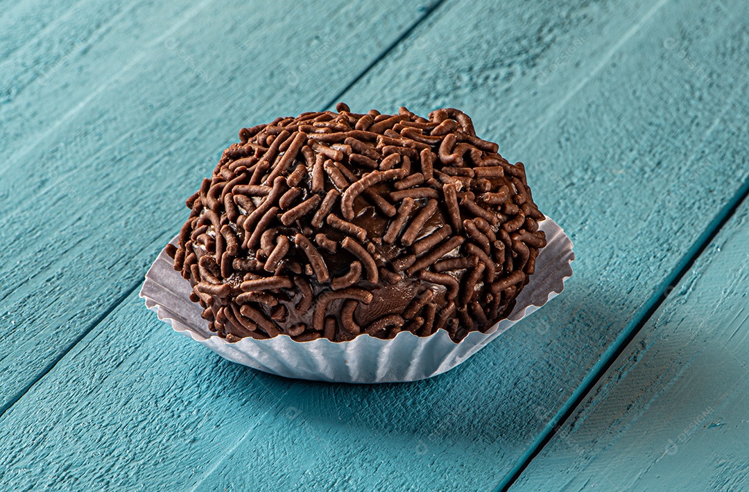 BRIGADEIRO: um dos doces mais típicos da culinária brasileira à base de chocolate e leite condensado.