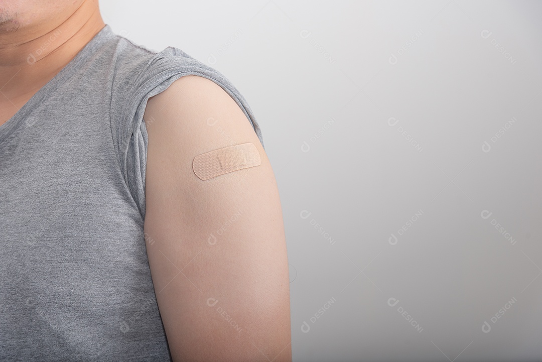 Homem mostrando braço recebendo vacinação contra COVID