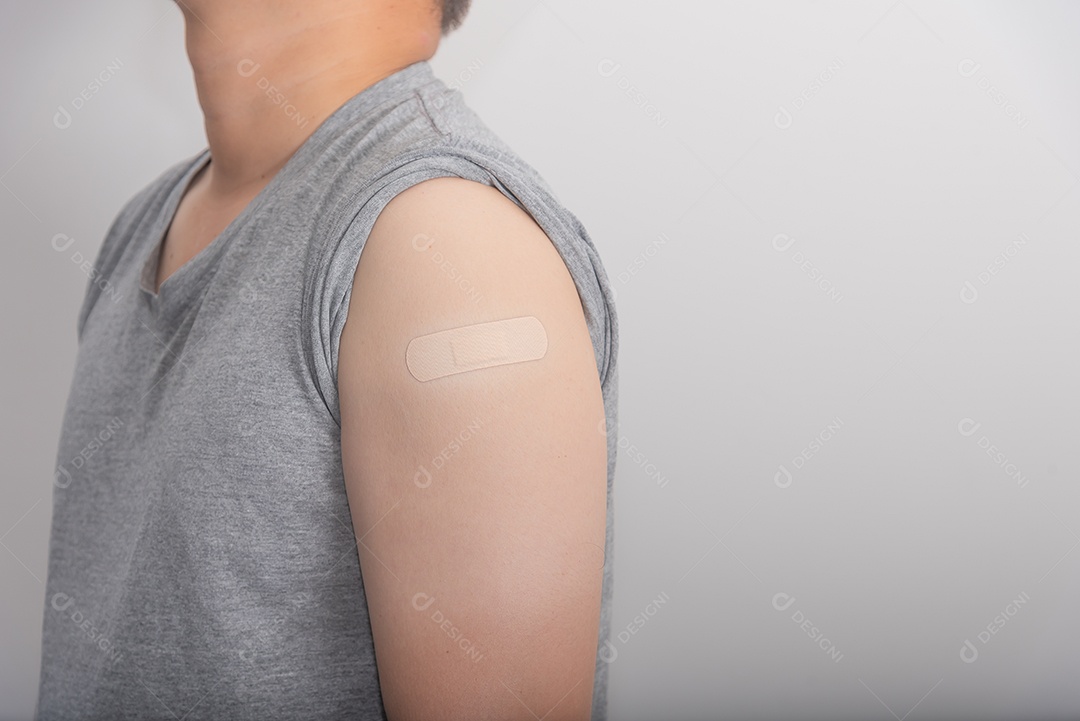 Homem mostrando braço recebendo vacinação contra COVID