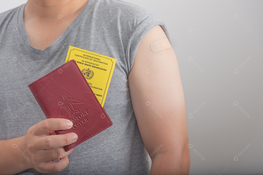 Homem mostra confirmar a prova de vacinação de COVID