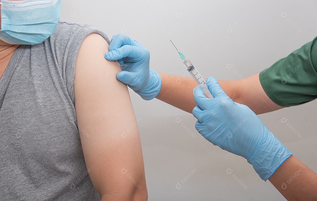 Vacina de vírus de injeção de enfermeira Corona para o homem.