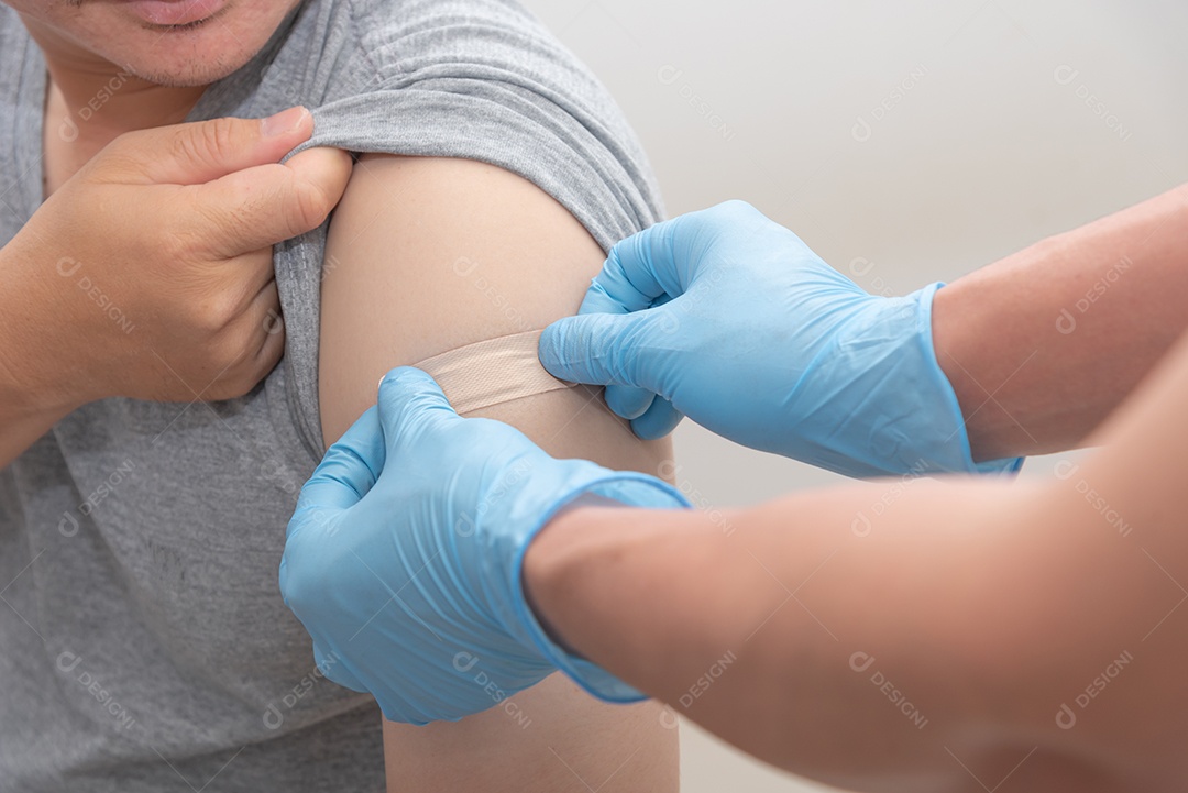 Bastão de enfermeira Os emplastros medicinais dão ao homem depois de ser vacinado