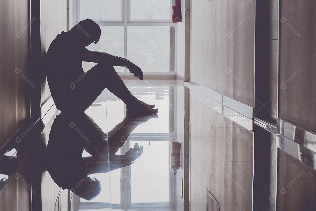 Silhueta homem deprimido tristemente sentado na passarela