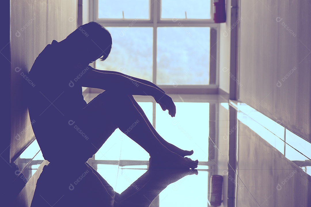 Silhueta homem deprimido tristemente sentado na passarela