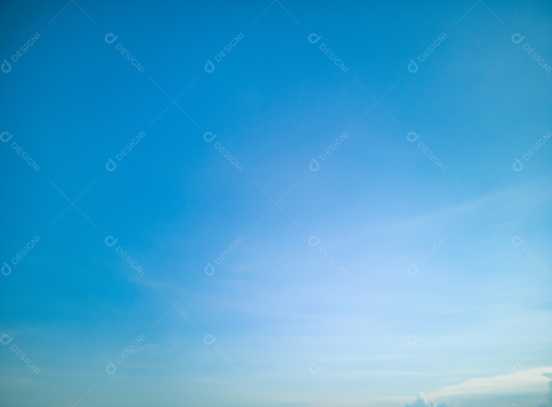 Fundo azul celeste. Céu nuvens claras