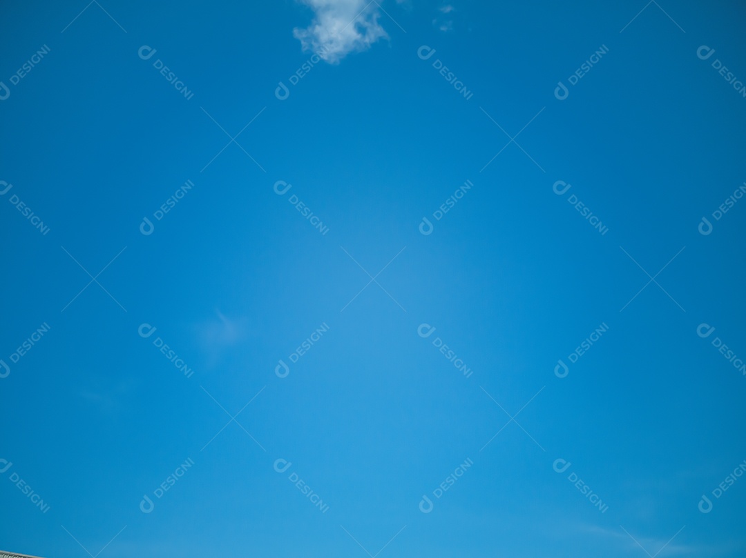 Fundo azul celeste. Céu nuvens claras