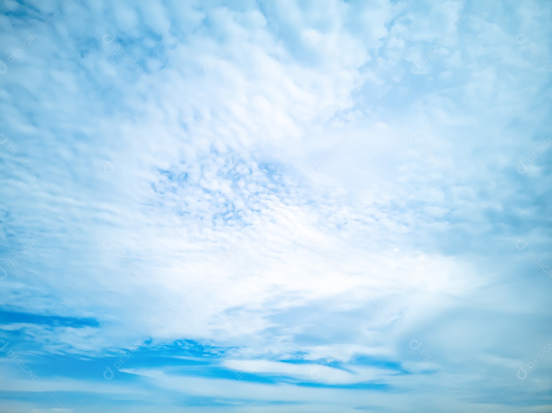 Fundo azul celeste. Céu nuvens claras