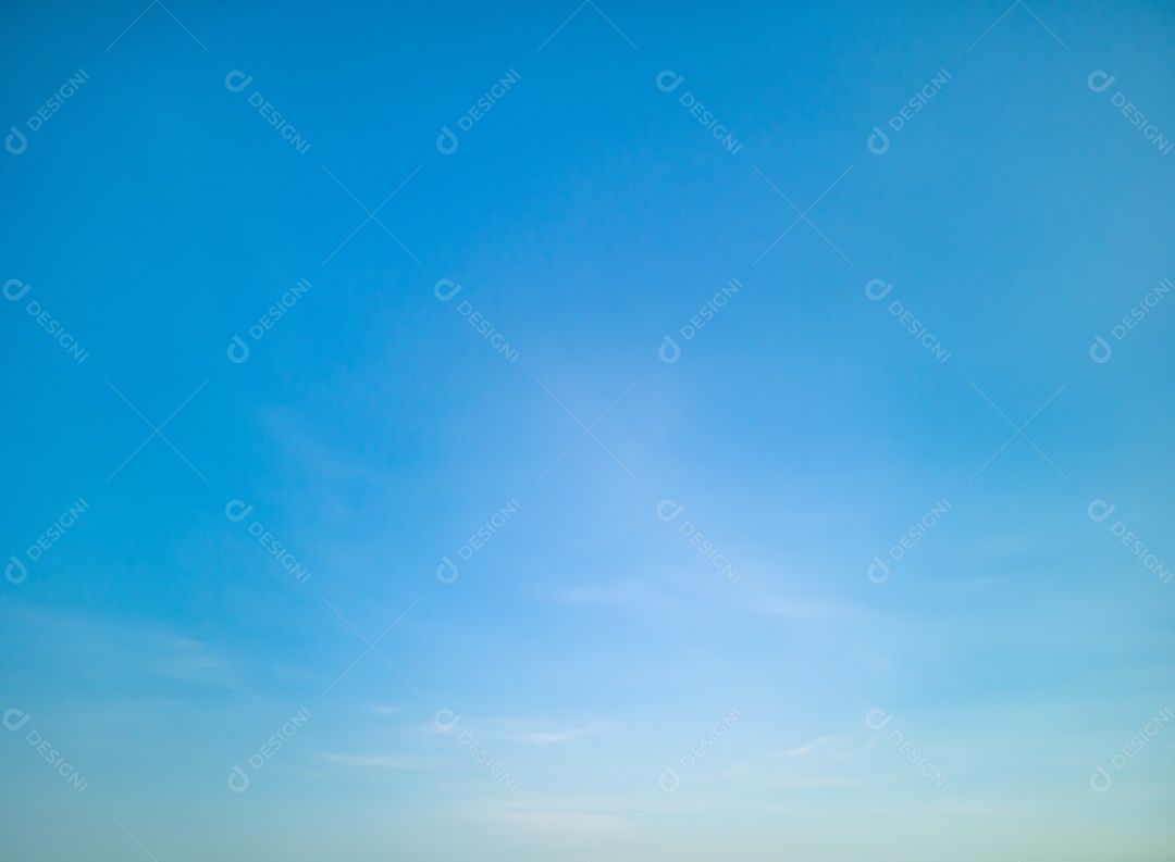 Fundo azul celeste. Céu nuvens claras