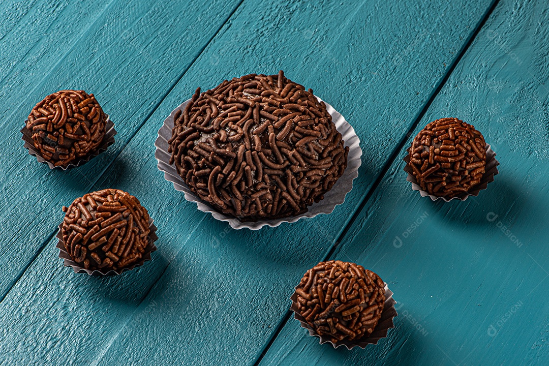 BRIGADEIRO: um dos doces mais típicos da culinária brasileira à base de chocolate e leite condensado.