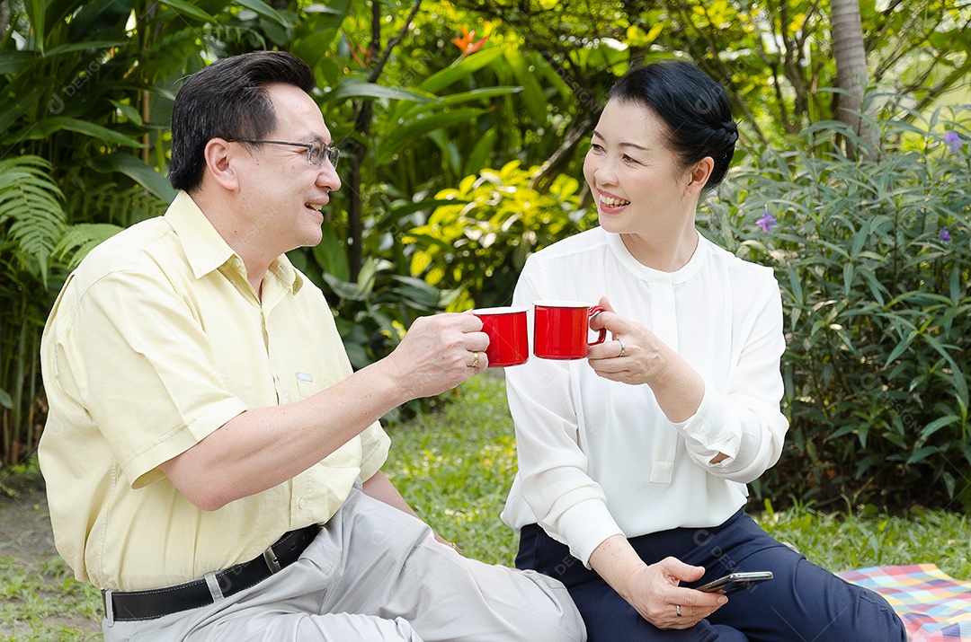 Casal asiático relaxando em casa e tomando café