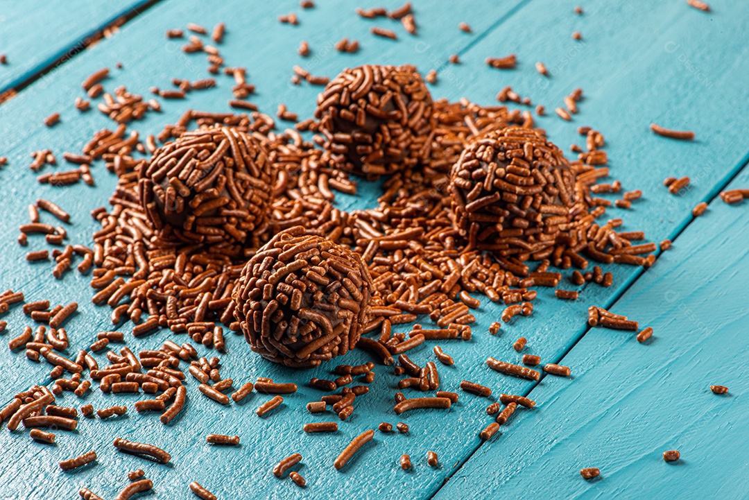 BRIGADEIRO: um dos doces mais típicos da culinária brasileira à base de chocolate e leite condensado.