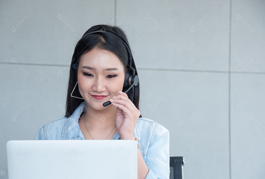 Mulher asiática Atendimento ao cliente de serviço de call center ou agente de vendas