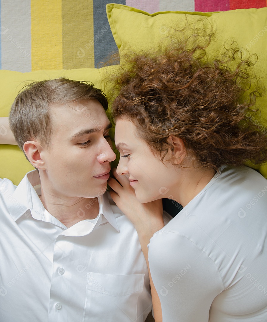 Lindo casal jovem dormindo na cama juntos