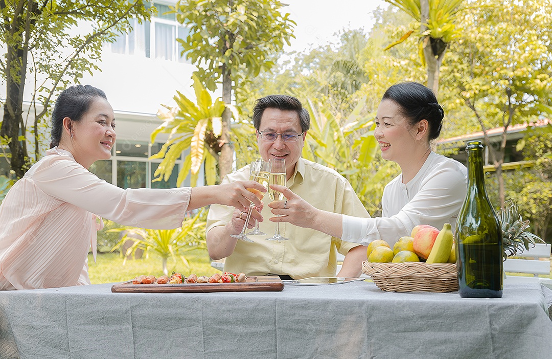 Grupo de idosos comemorando com vinho branco
