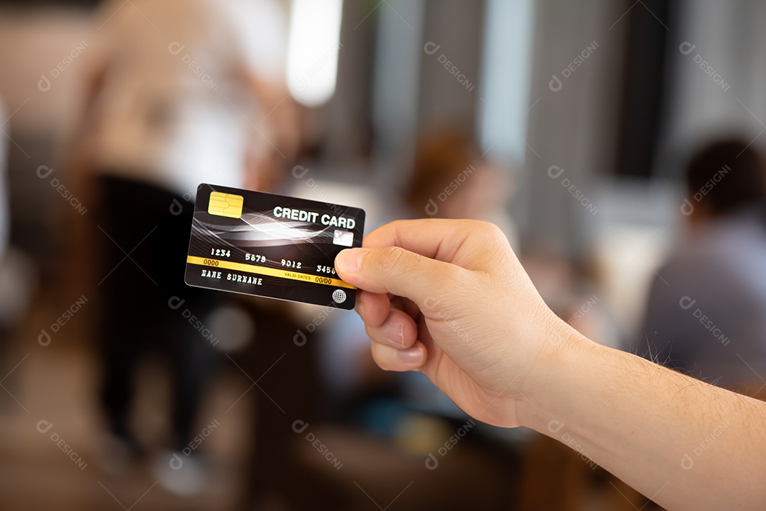 Homem segura cartão de crédito azul cafeteria desfoca o fundo