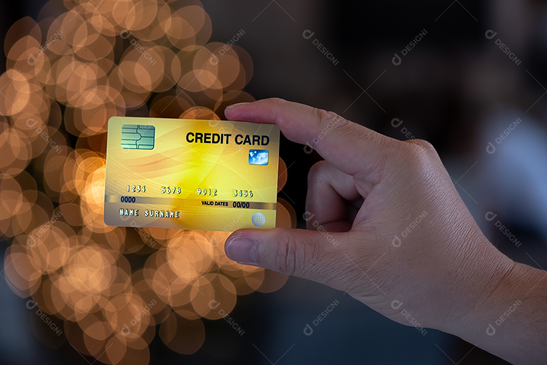 Homem segurando um fundo de bokeh de cartão de crédito