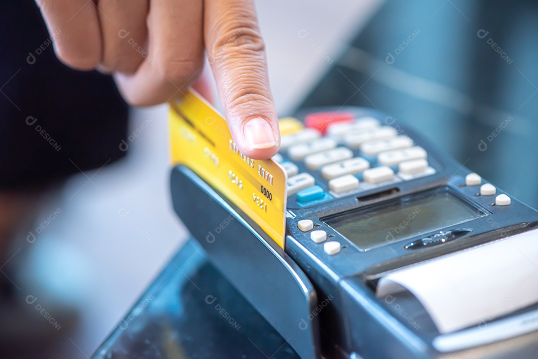 O homem usa cartões de crédito com captura eletrônica de dados