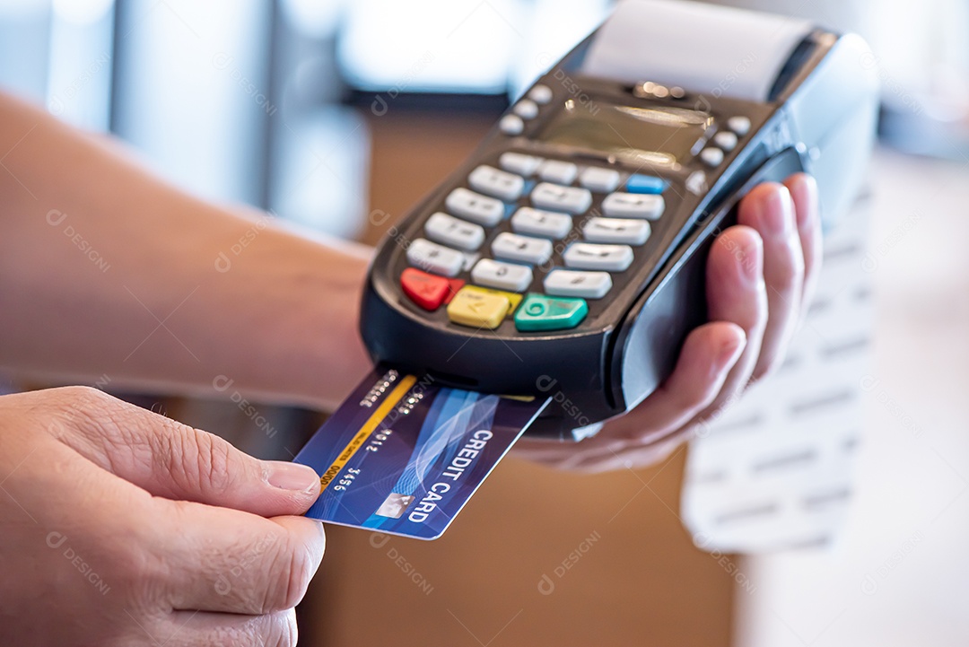 O homem usa cartões de crédito com captura eletrônica de dados