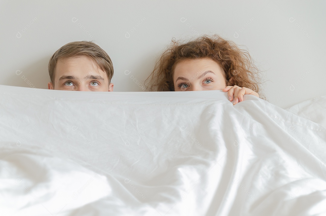 Casal jovem e bonito dormiu junto, cobriu o rosto