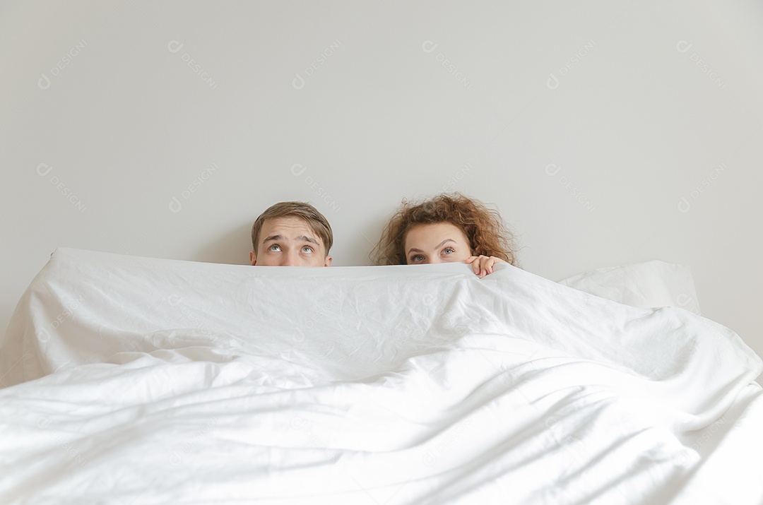 Casal jovem e bonito dormiu junto, cobriu o rosto