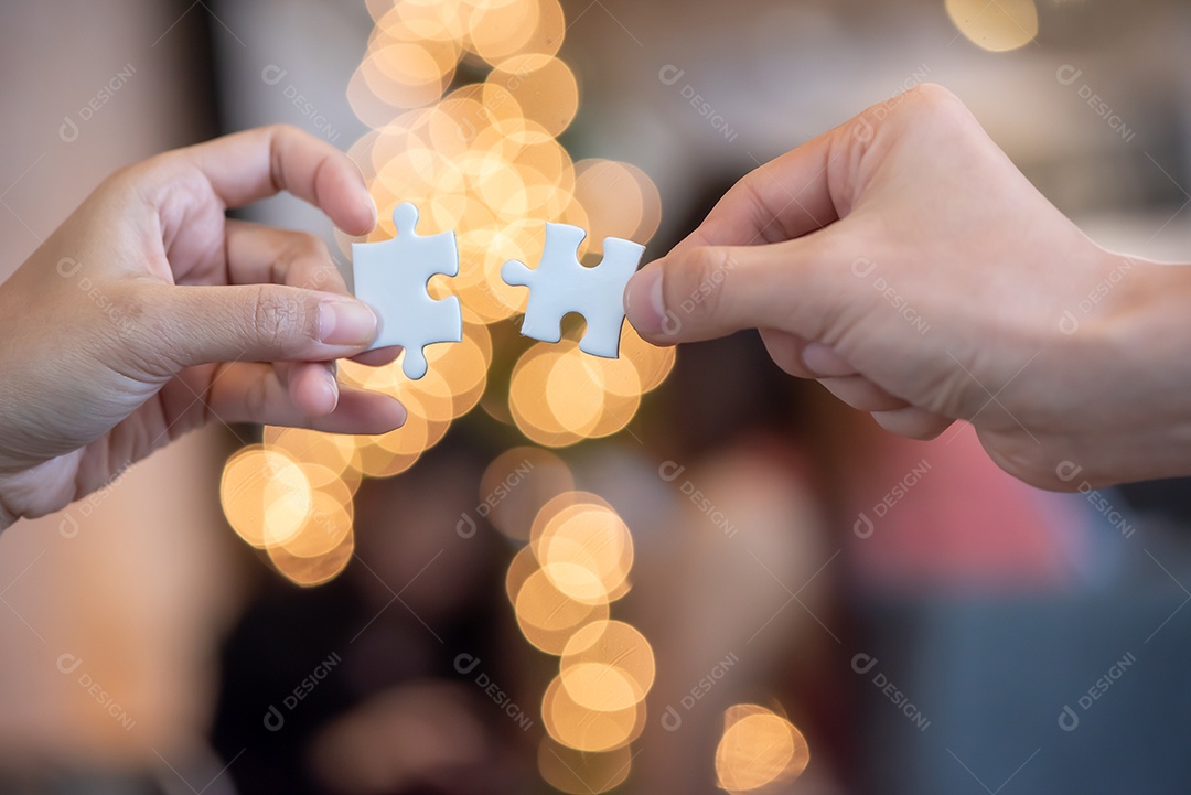 Pessoas segurando fundo de bokeh de quebra-cabeça branco