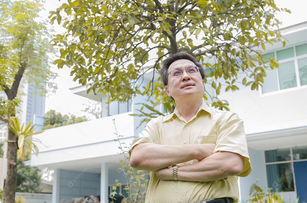 Último homem de óculos cruzou os braços sorrindo alegremente