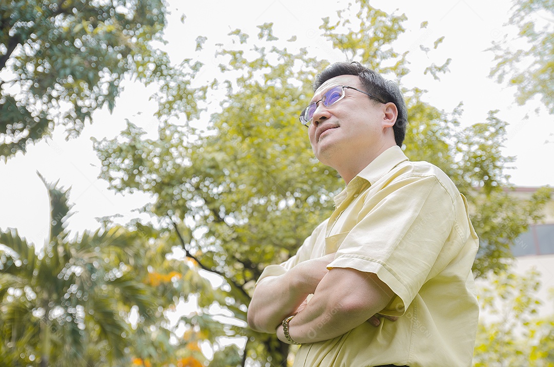 Último homem de óculos cruzou os braços sorrindo alegremente