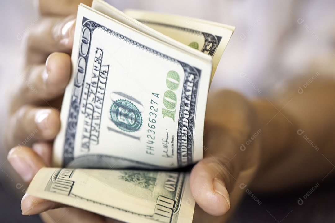 Mulher contando muito dinheiro cem dólares