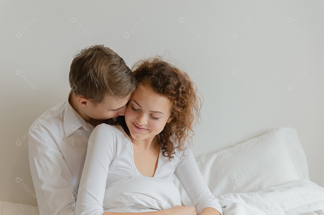 Casal jovem que parece se amar na cama