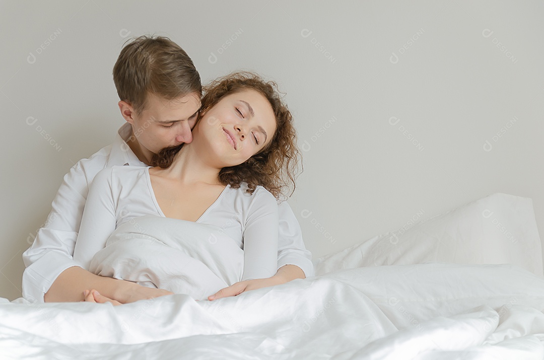 Casal jovem que parece se amar na cama