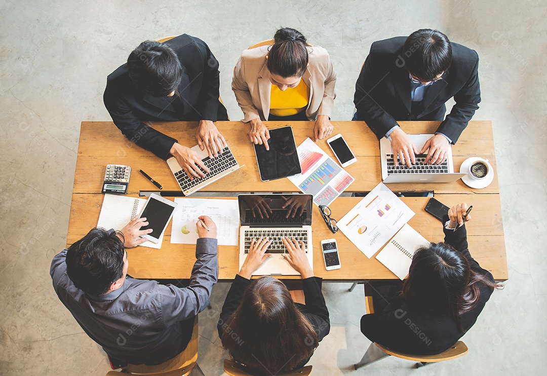 Empresários asiáticos estão sentados em reuniões