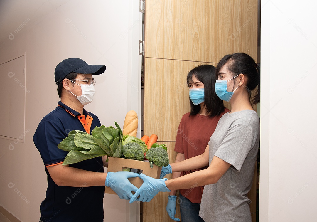 Homem asiático Entrega de ingredientes alimentares