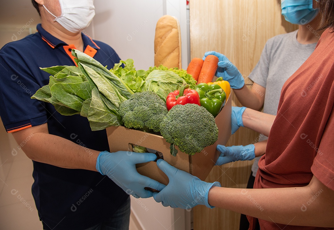 Homem asiático Entrega de ingredientes alimentares