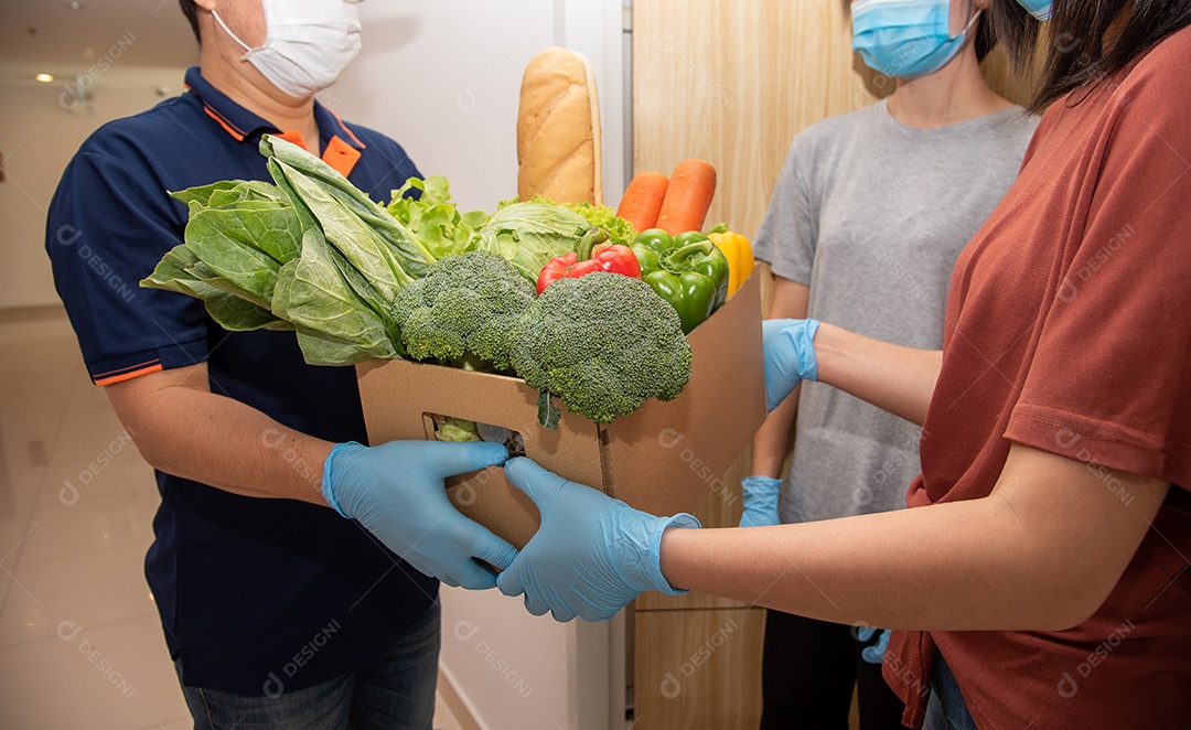 Homem asiático Entrega de ingredientes alimentares