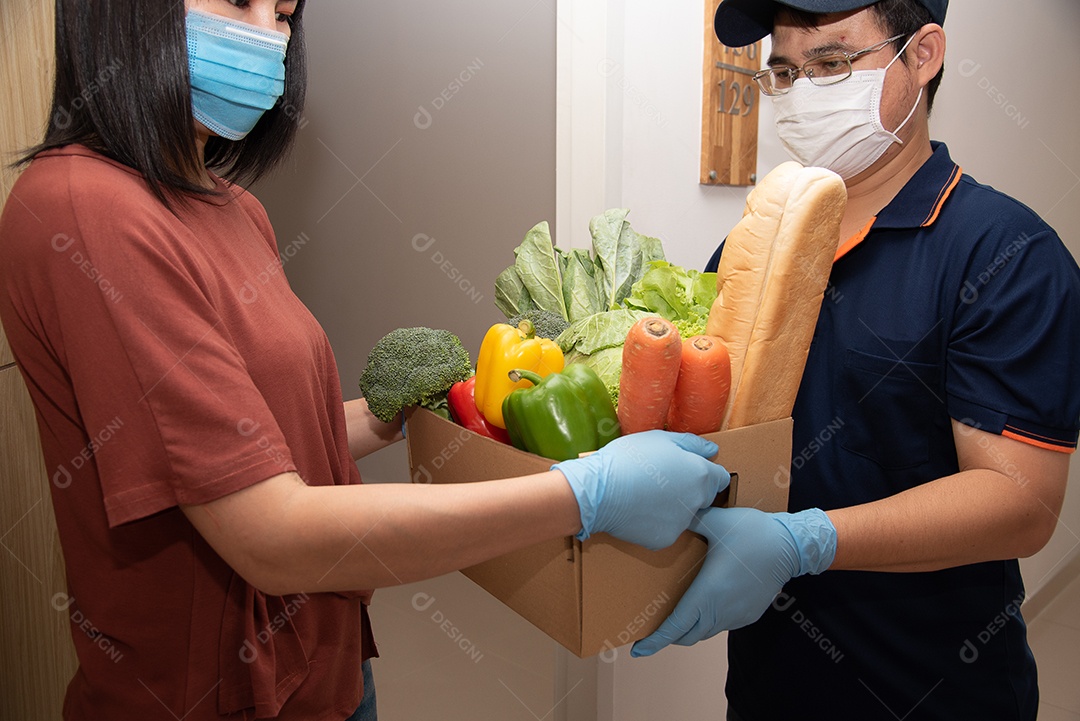 Homem asiático Entrega de ingredientes alimentares