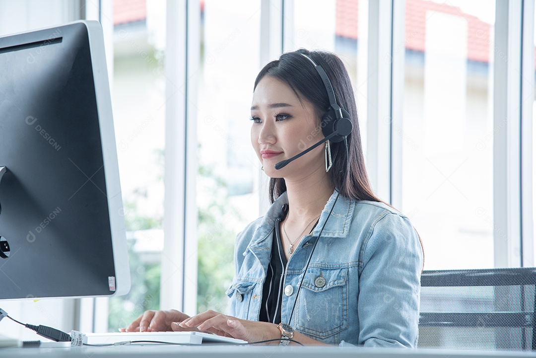 Mulher asiática Atendimento ao cliente de serviço de call center ou agente de vendas