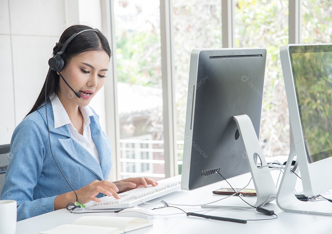 Mulher asiática Atendimento ao cliente de serviço de call center ou agente de vendas