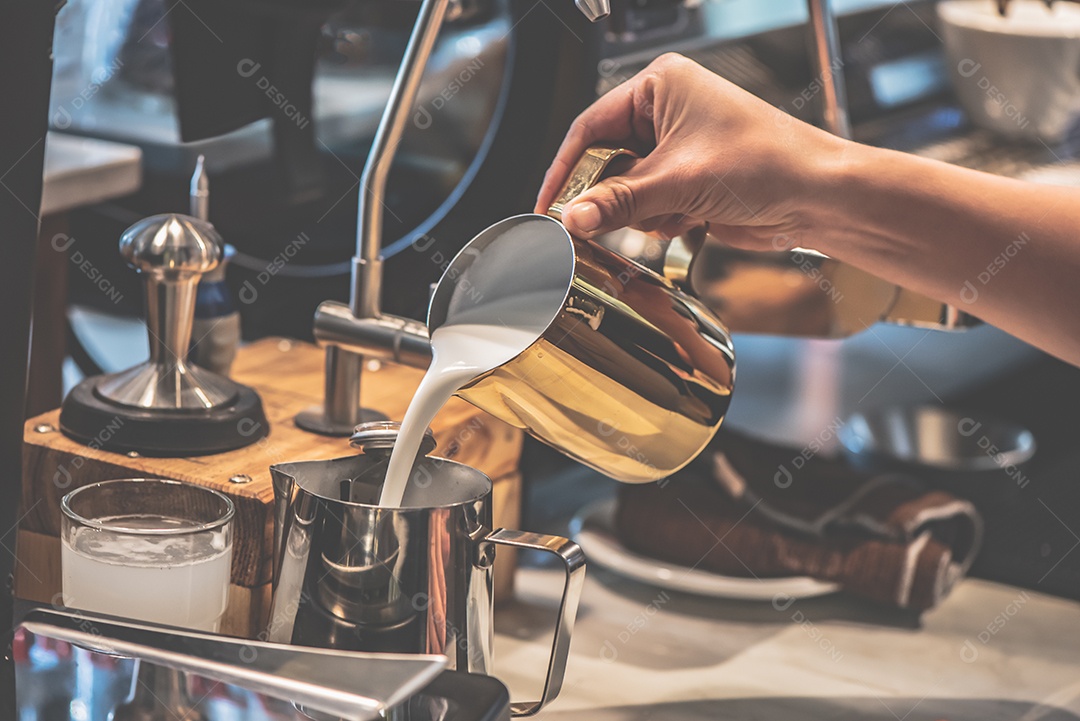 Barista está fazendo café para clientes na cafeteria