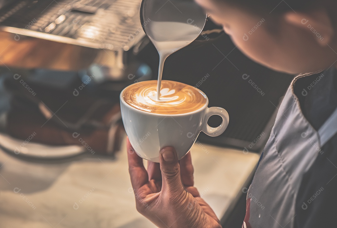 Barista está fazendo café para clientes na cafeteria