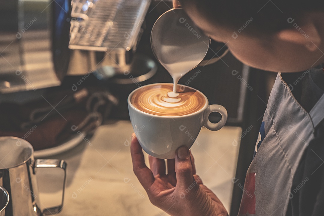 Barista está fazendo café para clientes na cafeteria