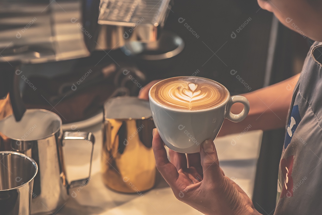 Barista está fazendo café para clientes na cafeteria