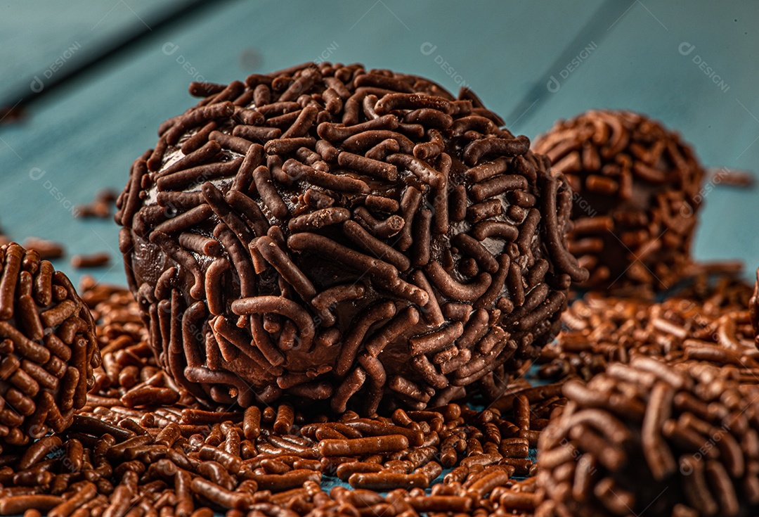 BRIGADEIRO: um dos doces mais típicos da culinária brasileira à base de chocolate e leite condensado.