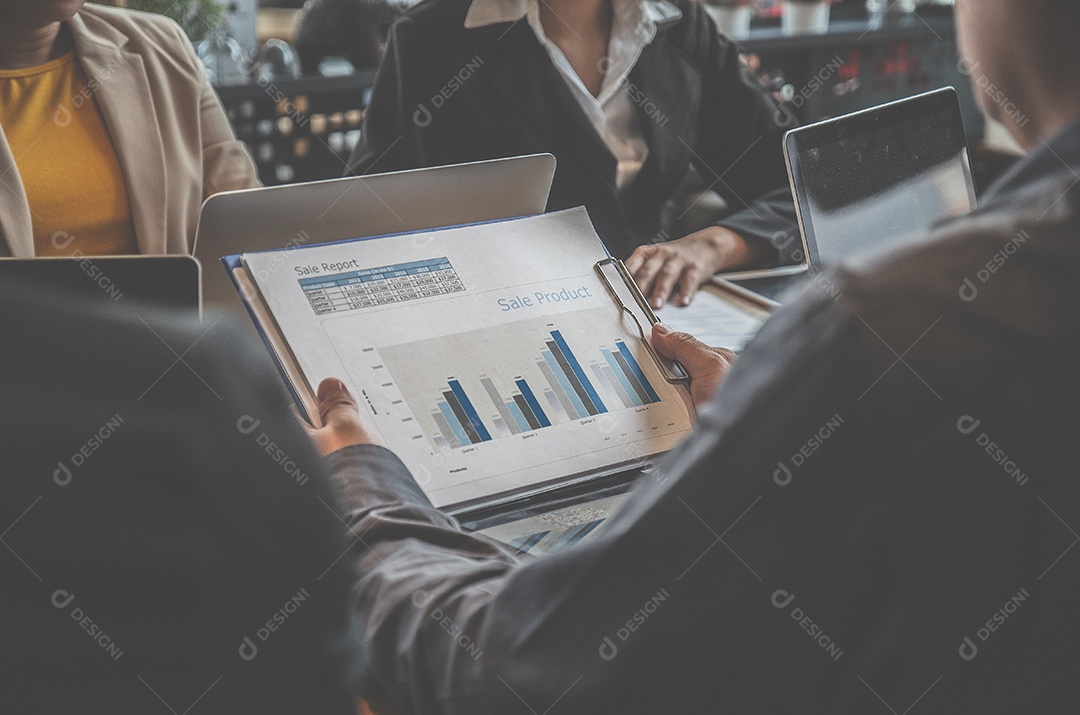 Os empresários estão olhando para o relatório de vendas do produto