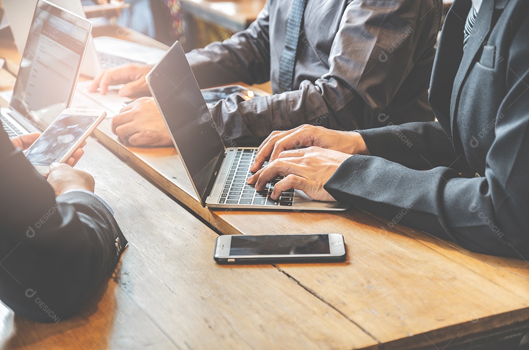 Pessoas de negócios estão usando notebook