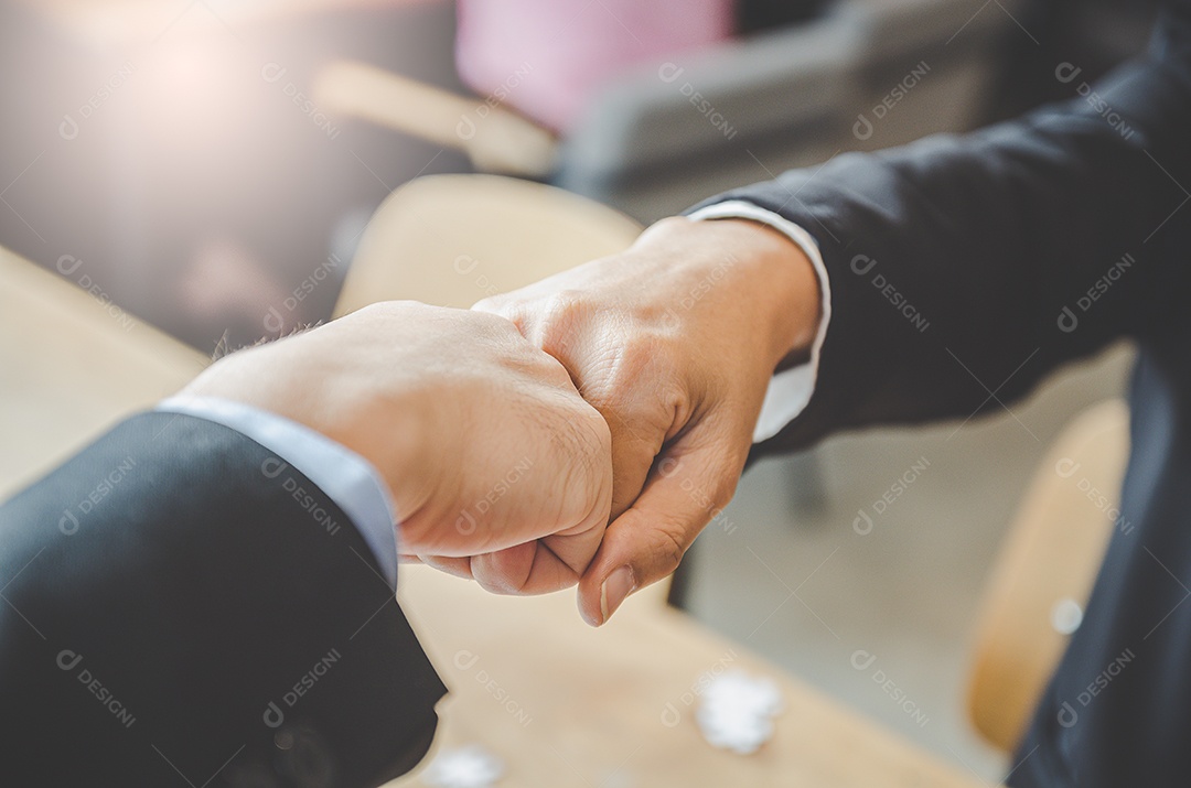 Pessoas de negócios de mãos dadas