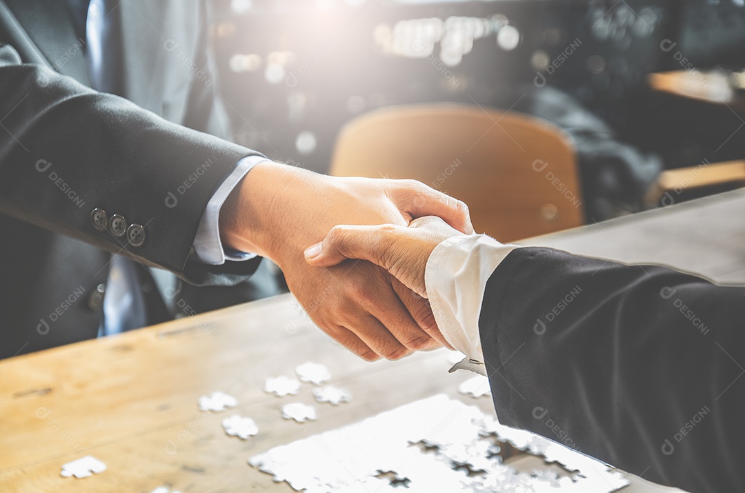 Pessoas de negócios de mãos dadas