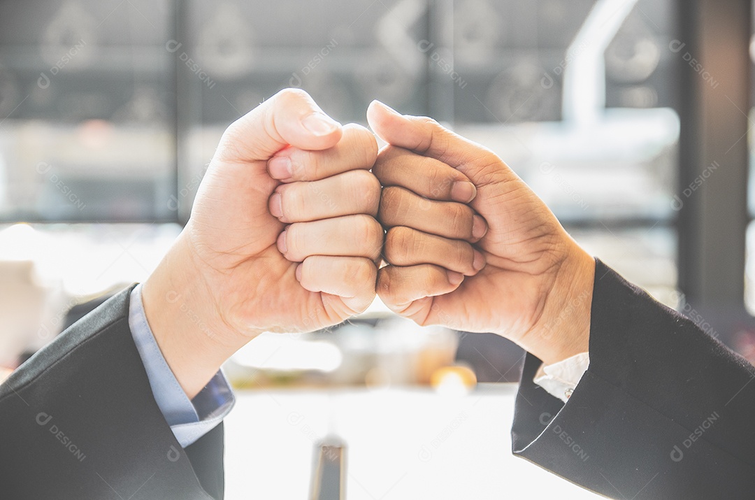 Empresários da equipe de parceria dando punho